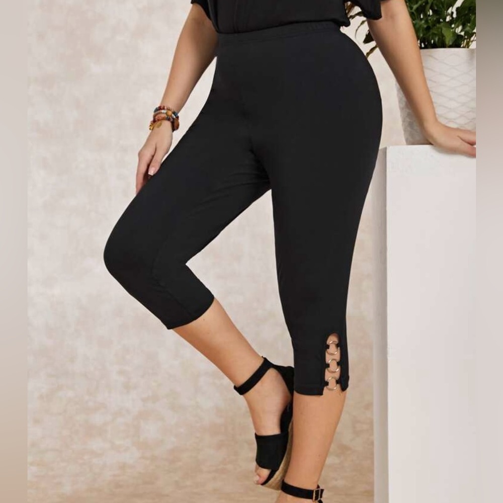 Ring Linked Cut Out Hem Capri Leggings